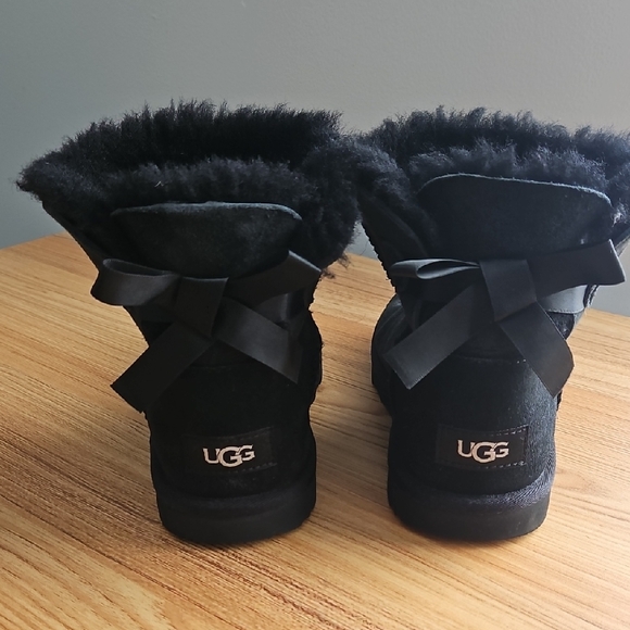 UGG Bailey Boots In Black - Picture 1 of 2